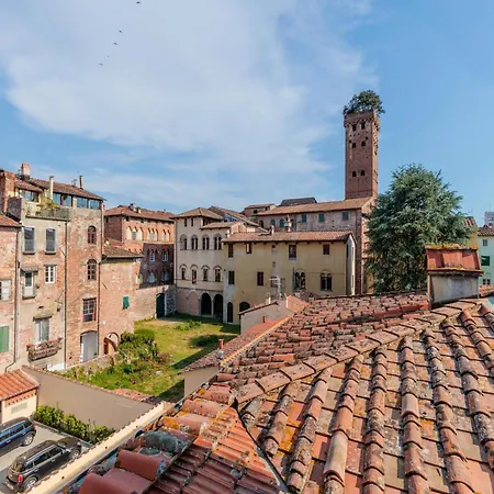 In Near Guinigi Tower *