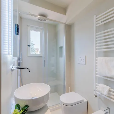 2 Bedrooms Modern Penthouse With View In 아파트 *