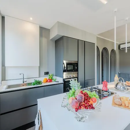 2 Bedrooms Modern Penthouse With View In 아파트 *